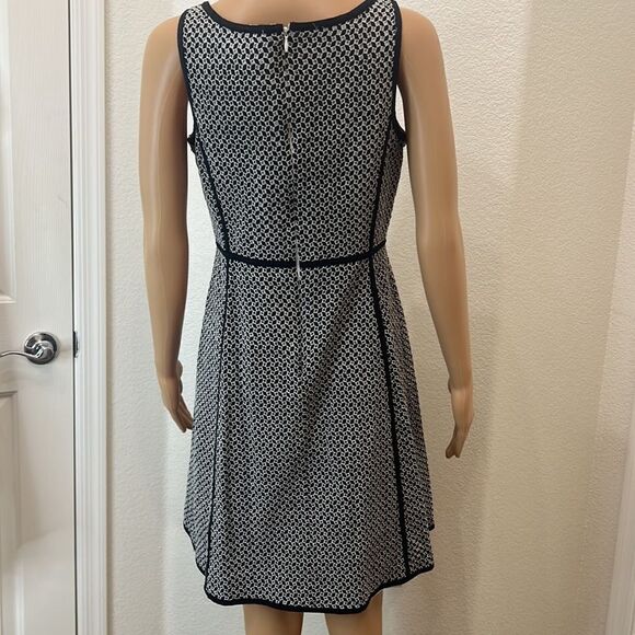 Talbots Dress Size 8 Petite Scoop Neck Sleeveless Black White Slimming Line Midi - Picture 5 of 9